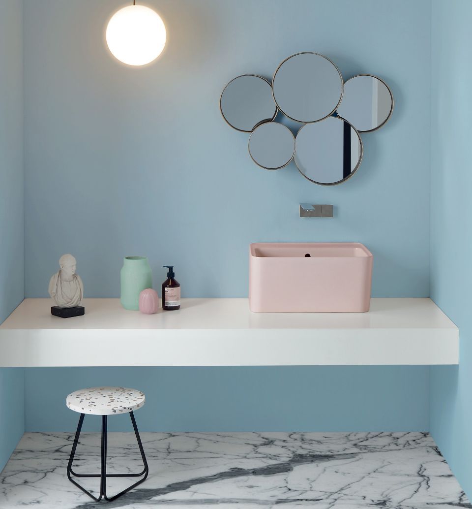 Bagno con lavabo rosa Colavene
