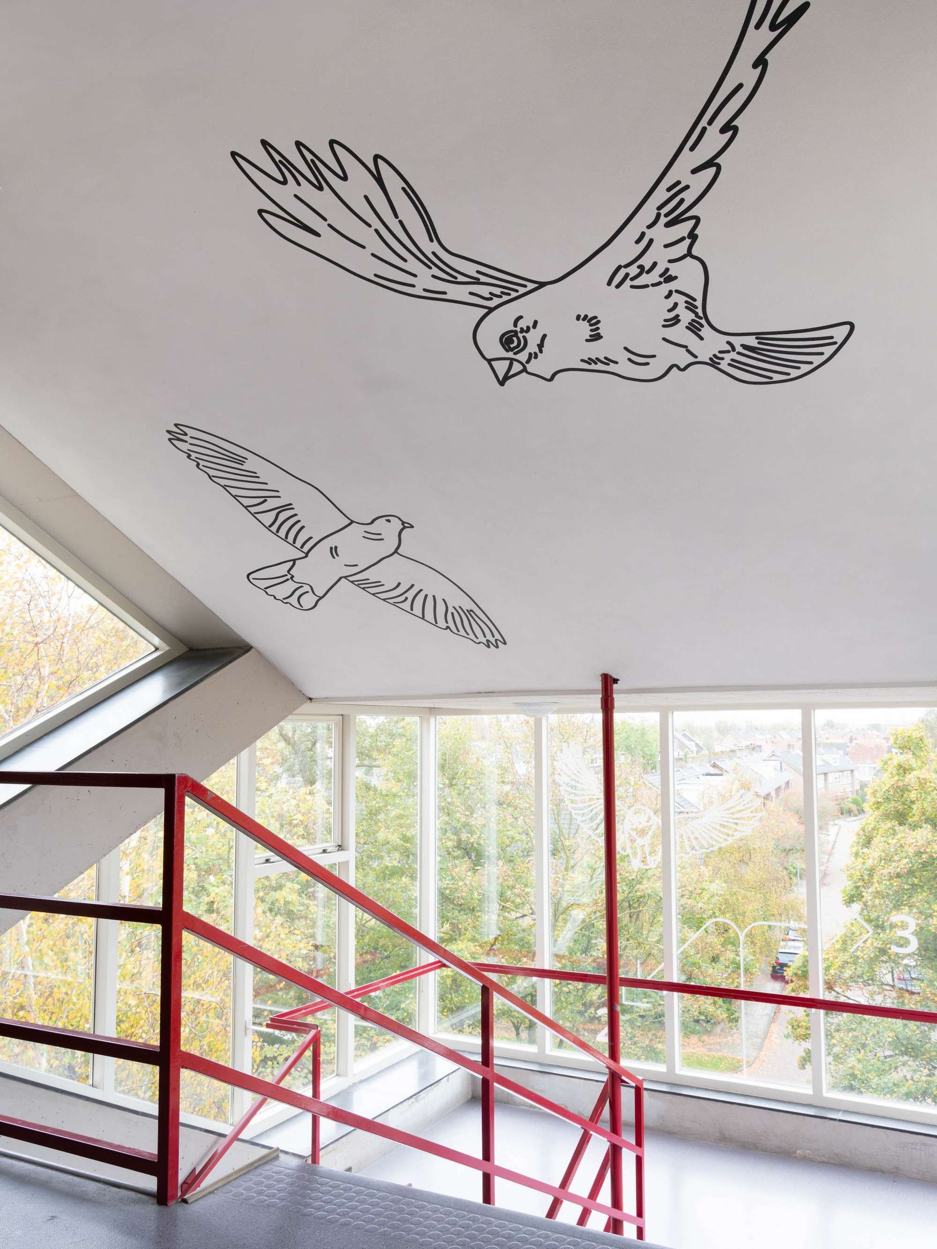 Een trap met een tekening van een uil op het plafond