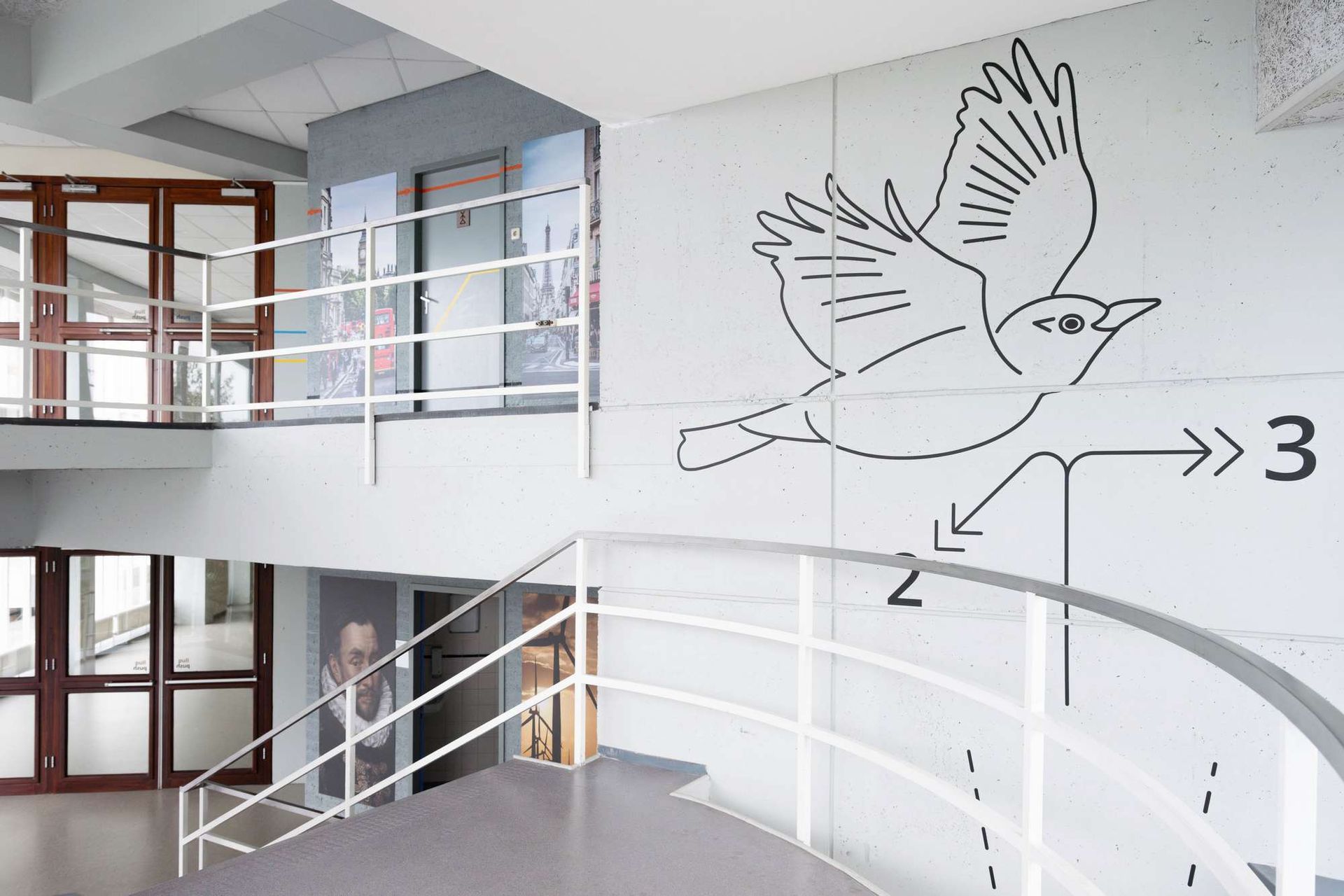 Een tekening van een vogel op een muur naast het nummer 3