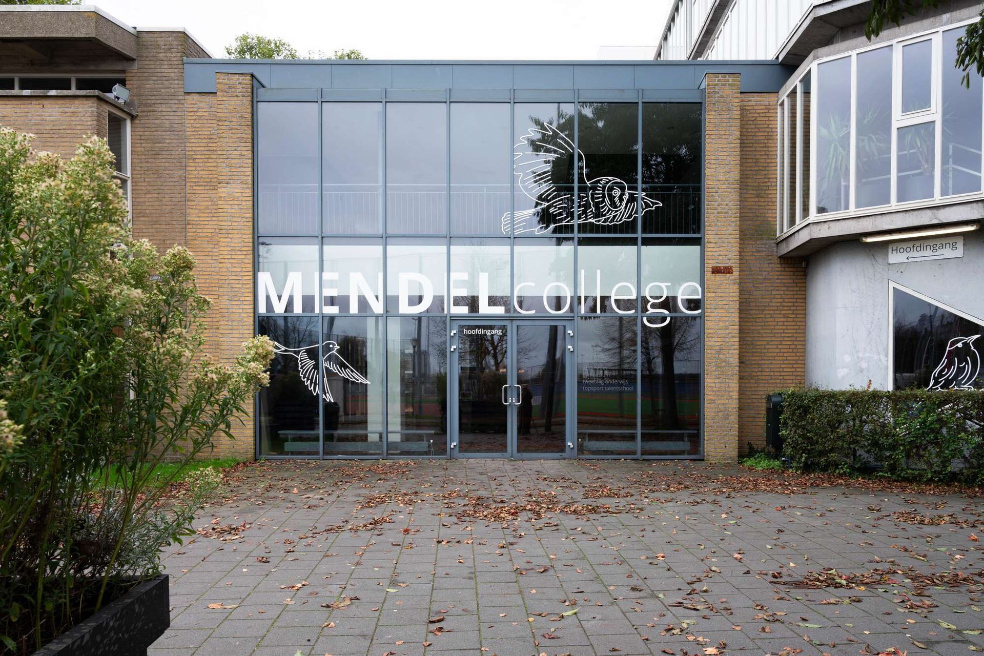 De voorgevel van een gebouw met de tekst Mendel College