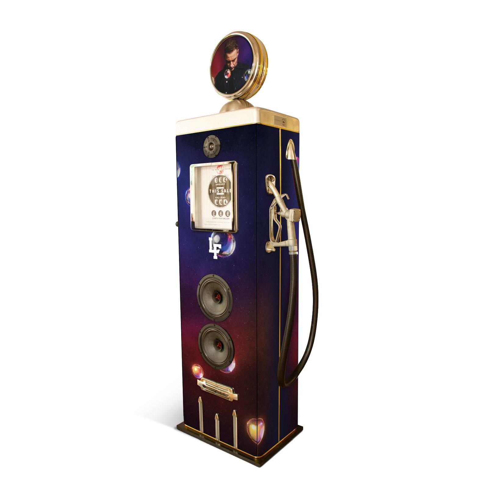 Een benzinepomp in retrostijl met ruimtevaartthema, twee luidsprekers en een rond display bovenop.
