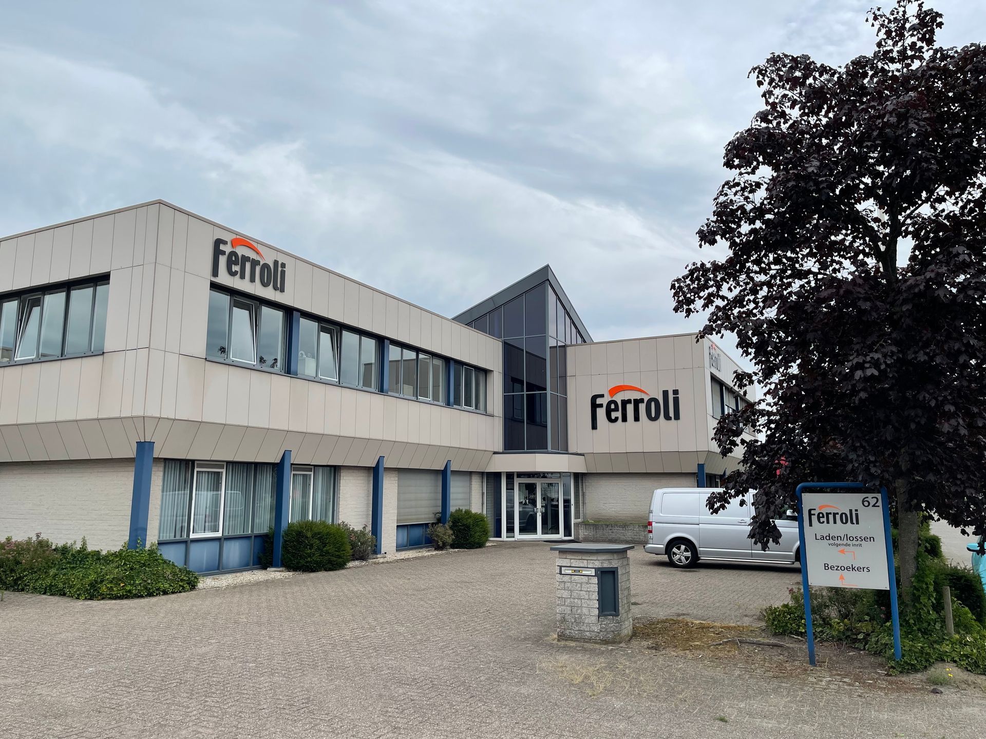 Een groot gebouw met het woord ferroli erop