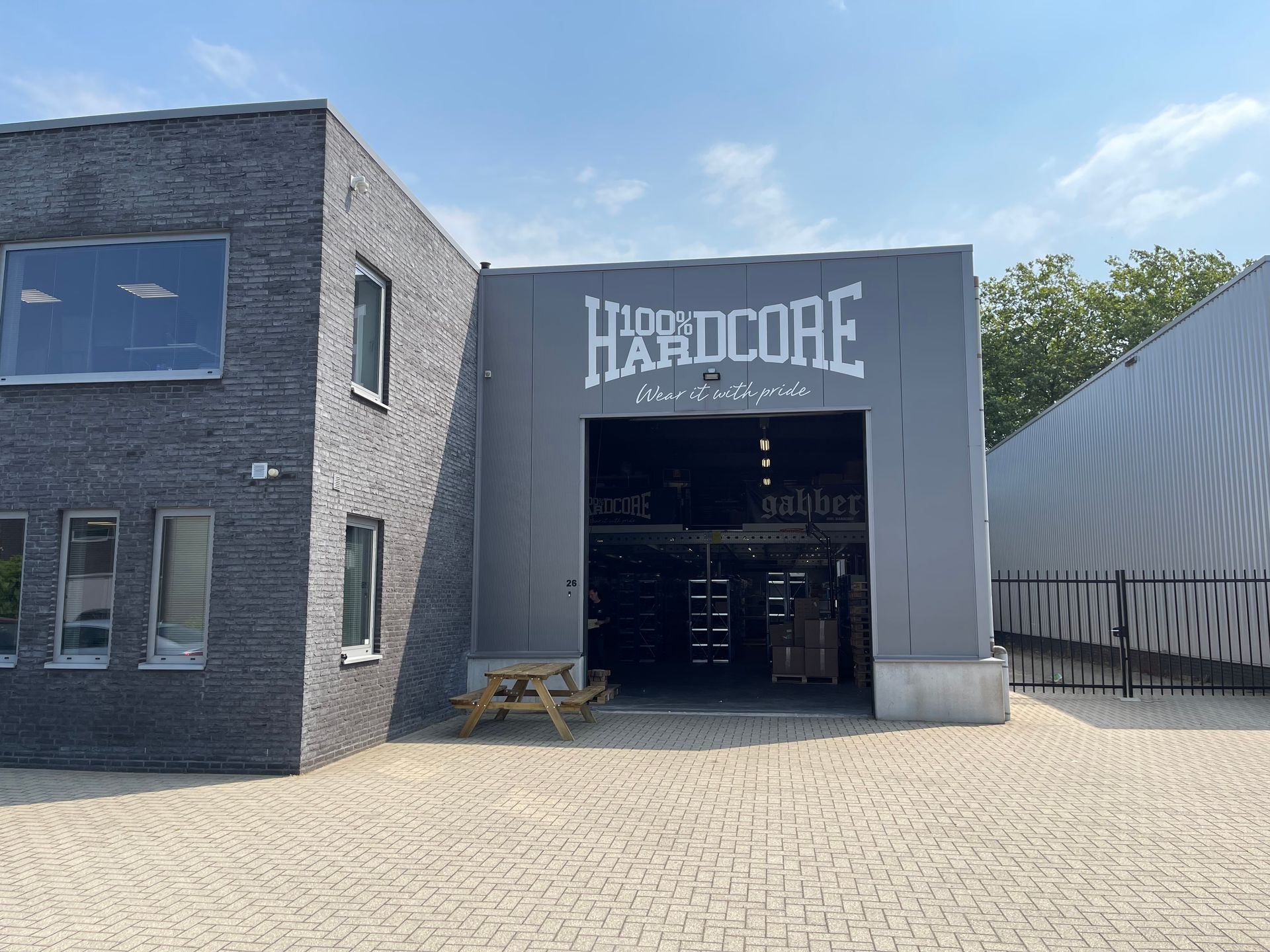 De voorgevel van een gebouw met het woord hardcore erop.