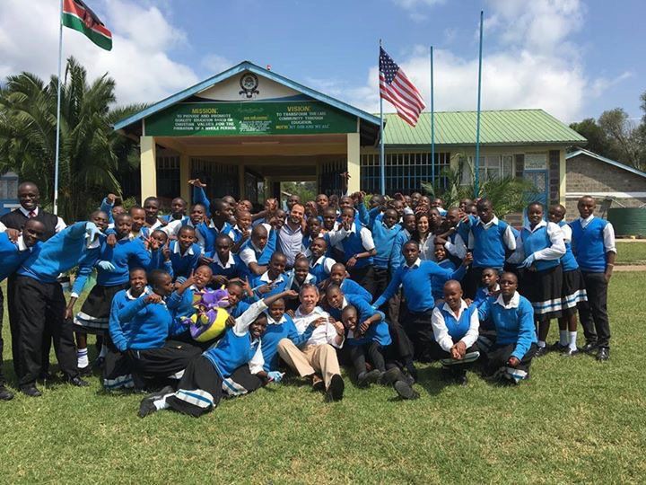 A large group of people are posing for a picture in front of a building.