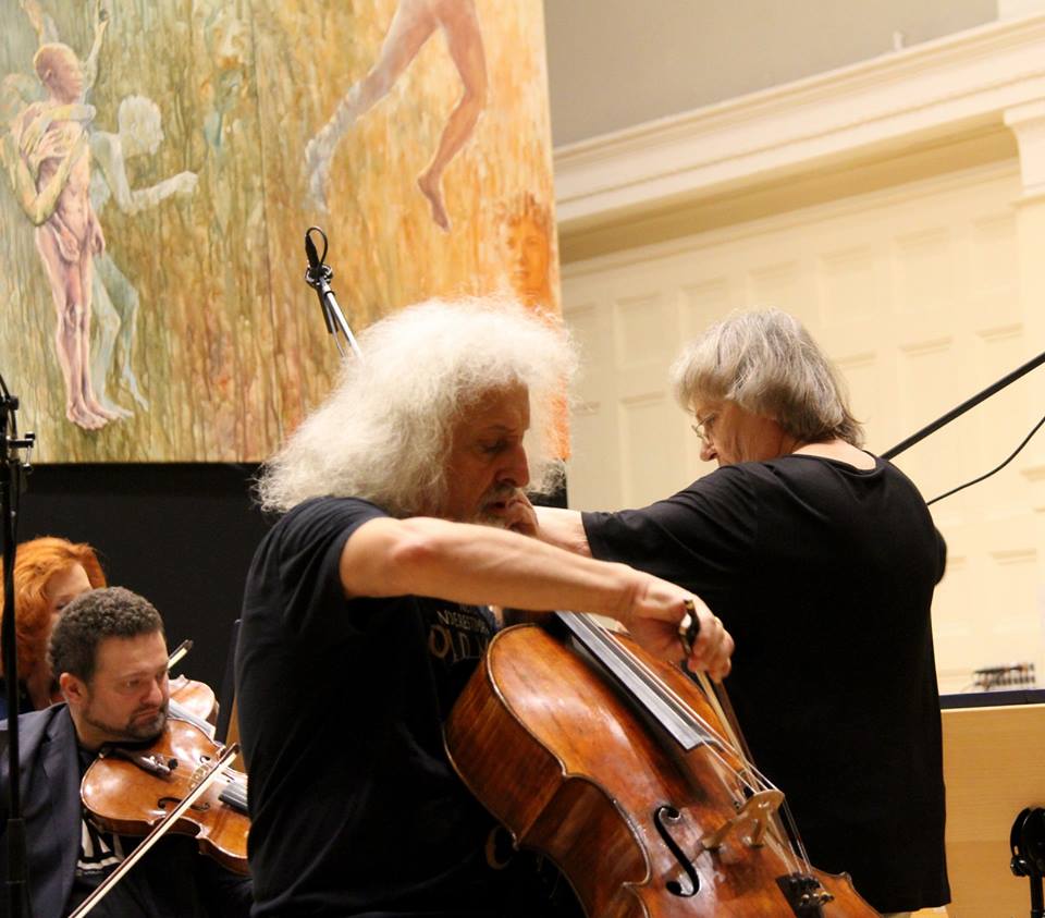 Misha Maisky with Polish Radio Chamber Orchestra 'Amadeus' with painting by Mariusz Kaldowski inspired by Britten's music