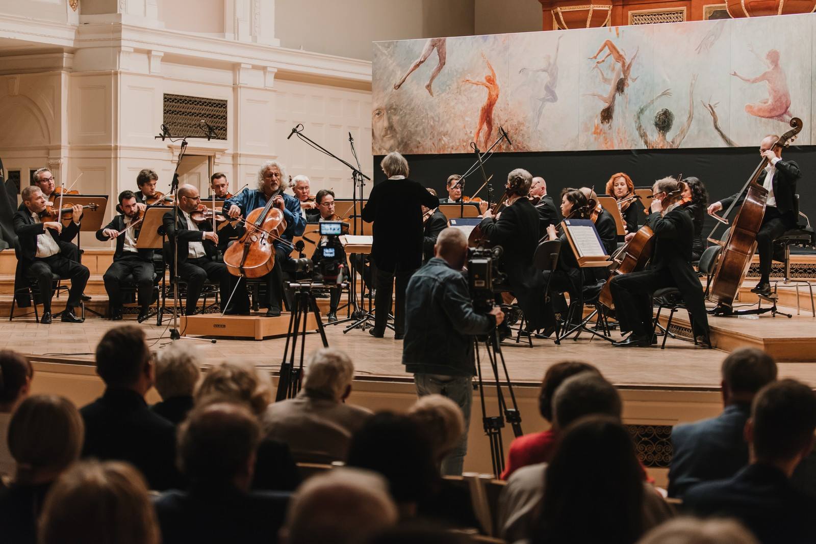 Monumental painting by Mariusz Kaldowski inspired by Britten’s Variations on a Theme of Frank Bridge on stage