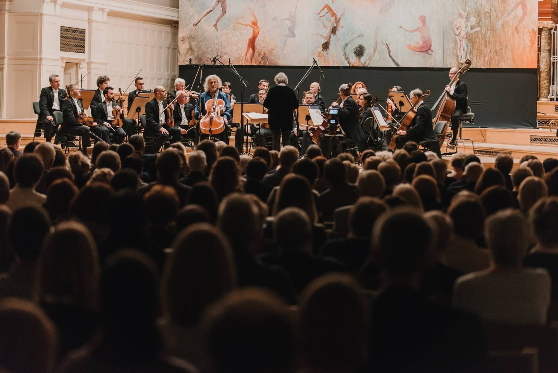 Classical performance and painting by Mariusz Kaldowski inspired by Britten’s Variations on a Theme of Frank Bridge on stage