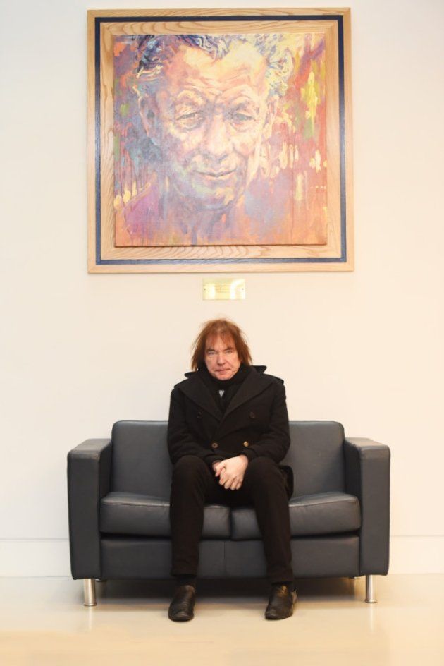 Julian Lloyd Webber and portrait of Benjamin Britten by Mariusz Kaldowski