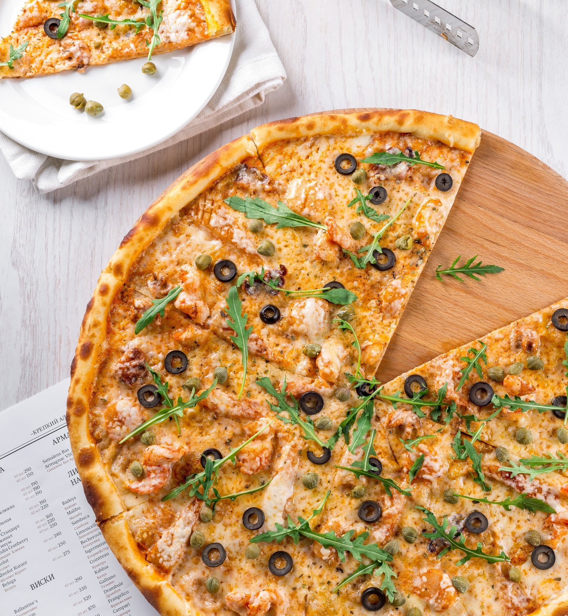 Geschnittene Pizza, die am Tisch serviert wird
