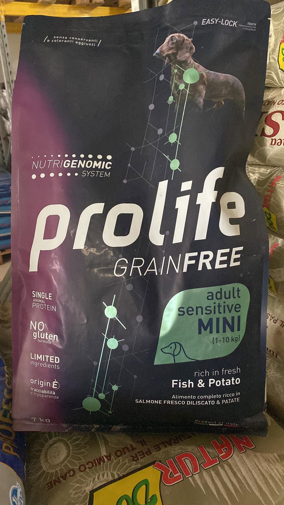 Sacchetto nero di cibo per cani Prolife Mini, senza cereali e per cani adulti sensibili, con decorazioni verdi.