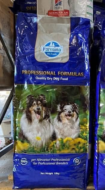 Sacchetto blu e bianco di crocchette per cani Professional Formulas con l'immagine di due cani sulla parte anteriore.