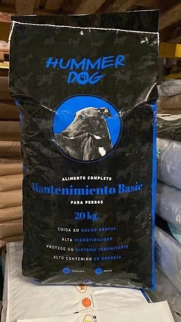Sacchetto di cibo per gatti Hummer Dog nero con logo blu e foto di un cane su una superficie di legno.