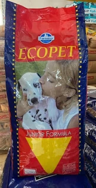 Sacchetto rosso per alimenti per animali ECOPET con l'immagine di un cane e un gatto sul davanti e la dicitura