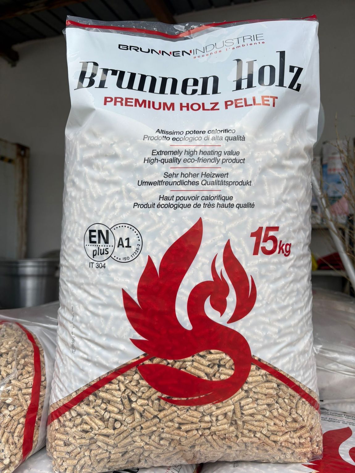 Sacchetto di pellet di legno premium Brunen Holz, confezione bianca e rossa con grafica a fiamma, 15 kg.