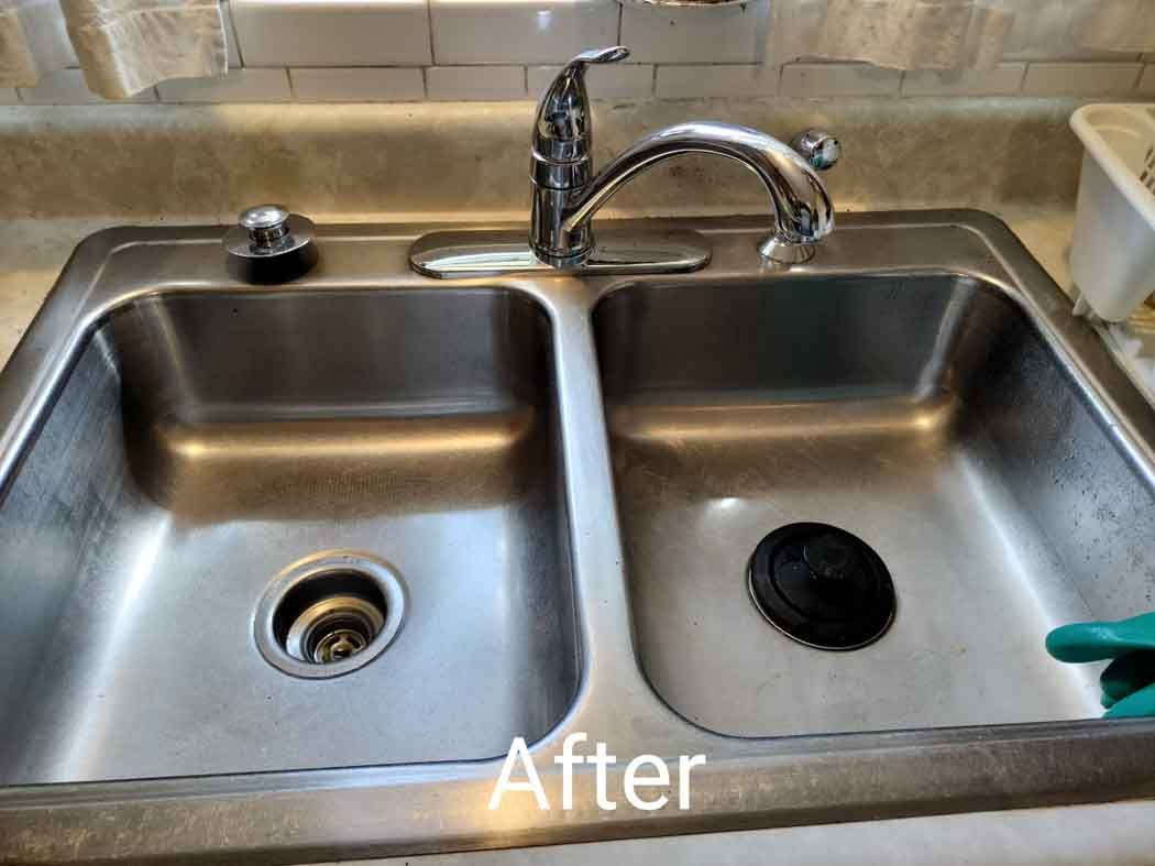 Double kitchen sink with one drain covered and