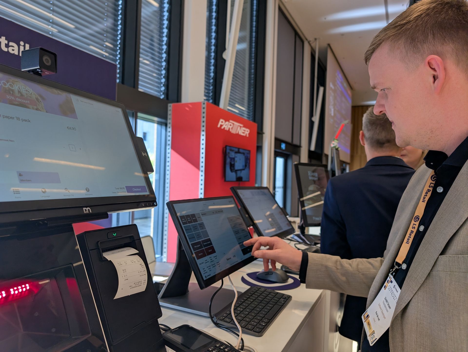 Sindri skoðar nýtt POS viðmót í LS Central á conneXion 2026