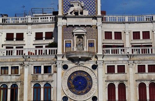 la-torre-del-reloj-en-venecia-venice-tours
