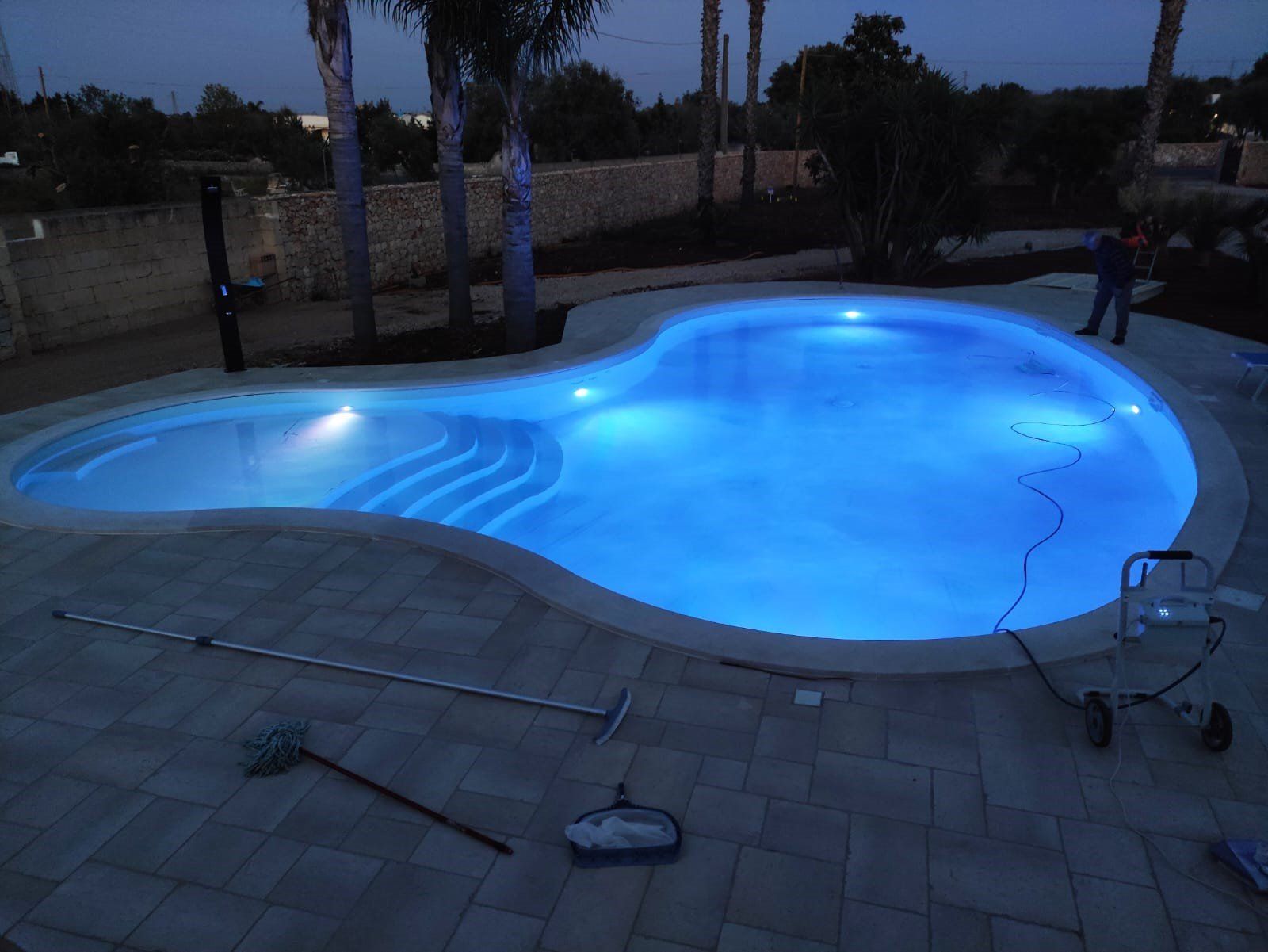 piscina cemento armato illuminata