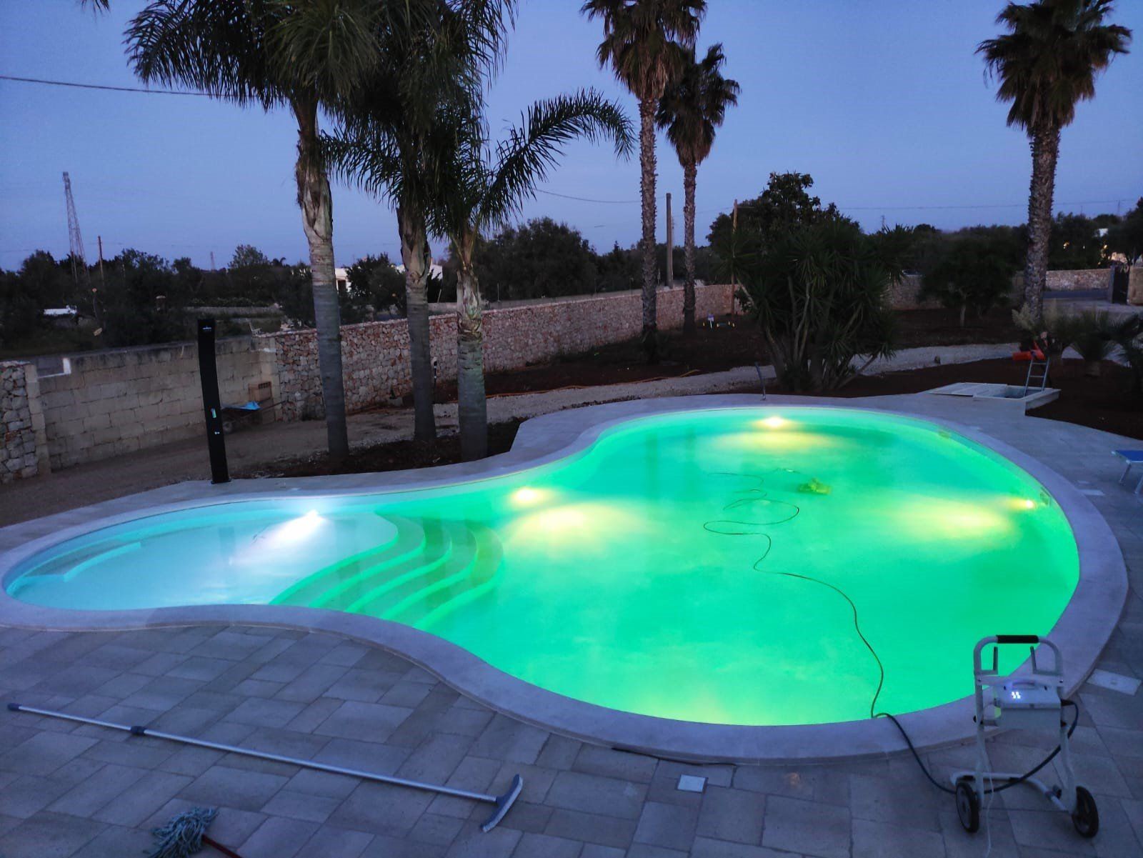 piscina cemento armato illuminata