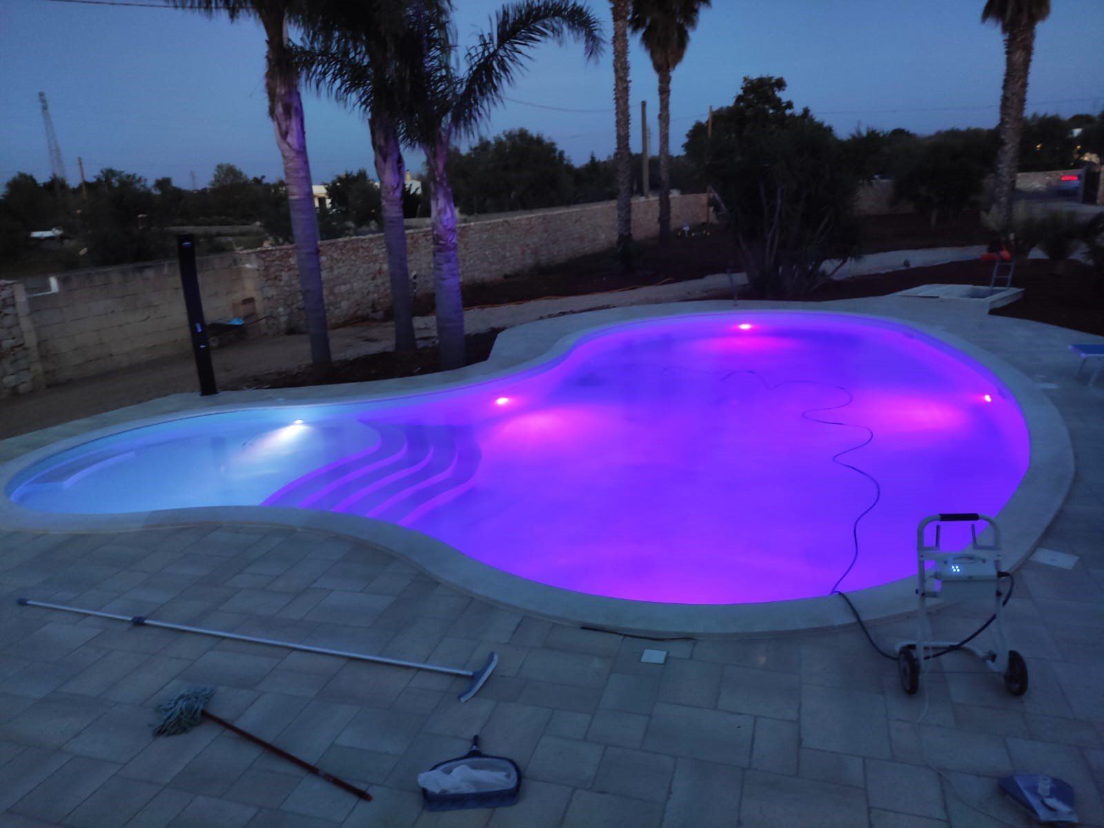 piscina cemento armato illuminata