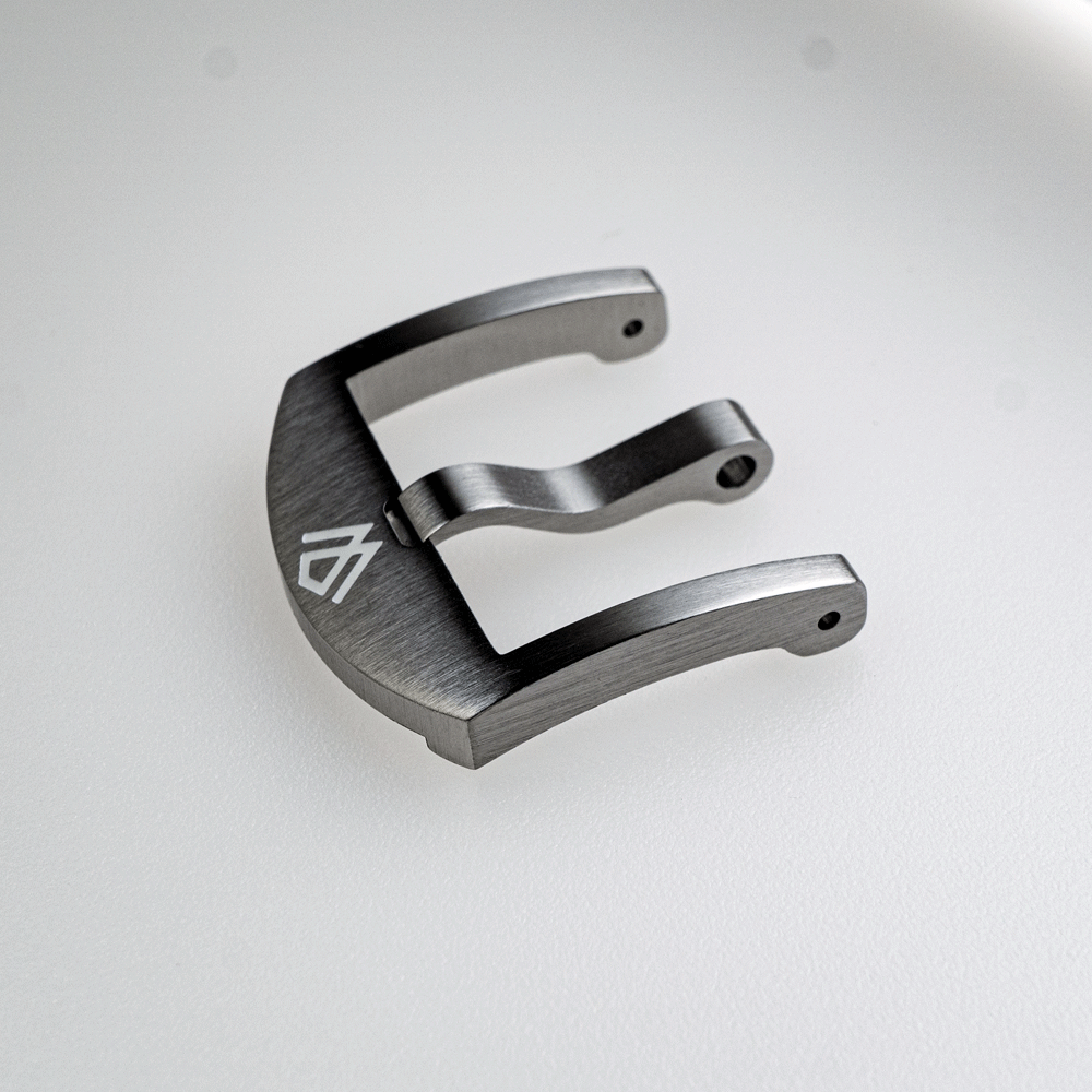 A watch buckle with the letter e on it