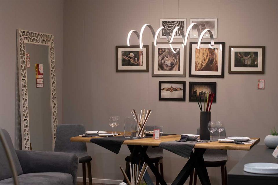sala da pranzo con lampadario a forma di fascia arricciata