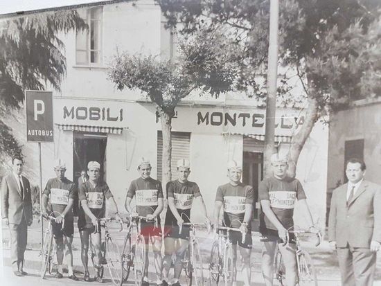 ciclisti davanti a un mobilificio