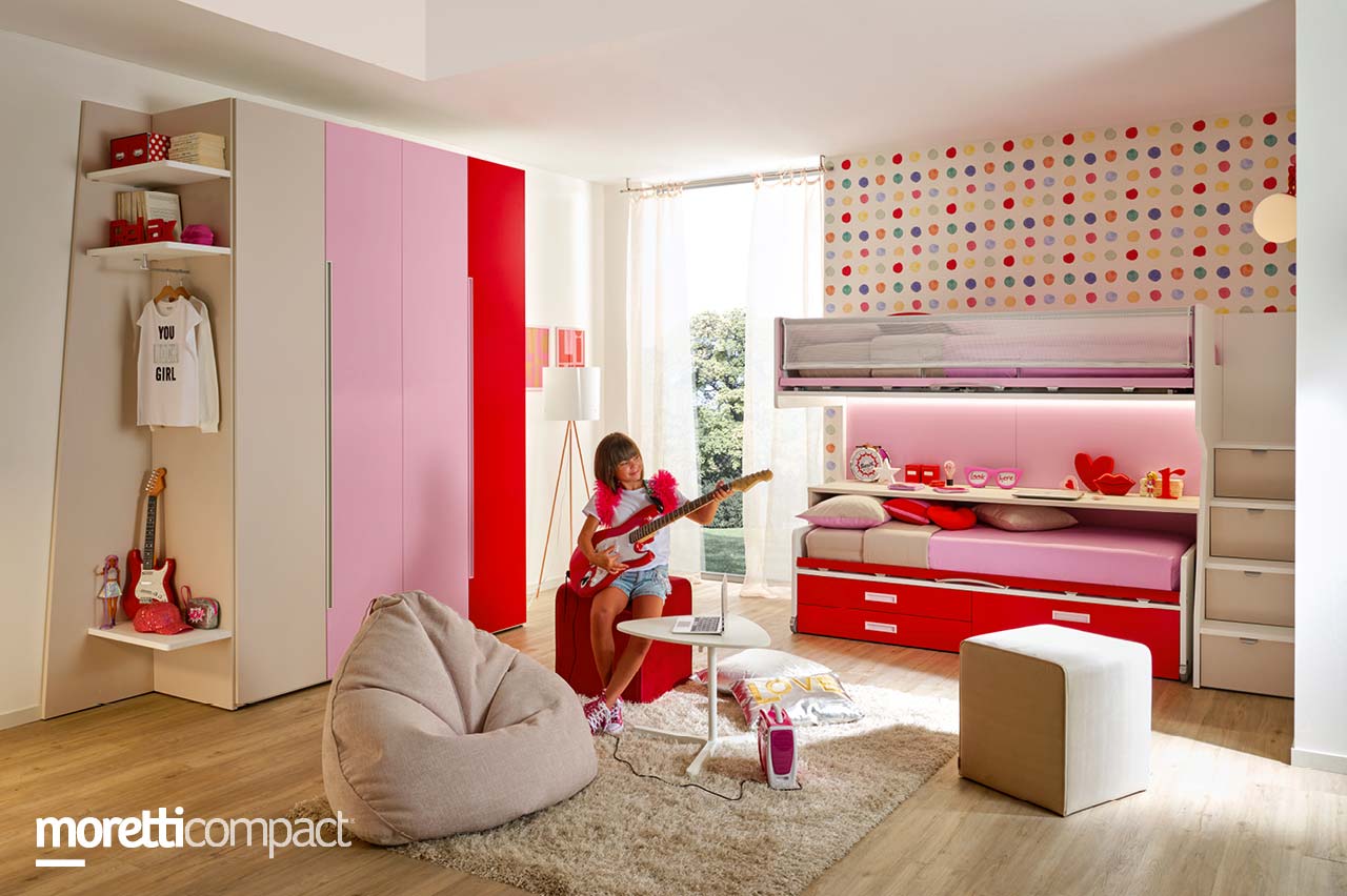 cameretta sui toni del rosso e del rosa con una bambina che suona una chitarra