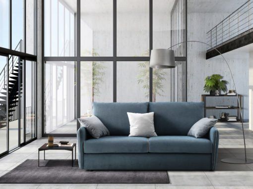 divano a due posti raso terra di color grigio azzurro