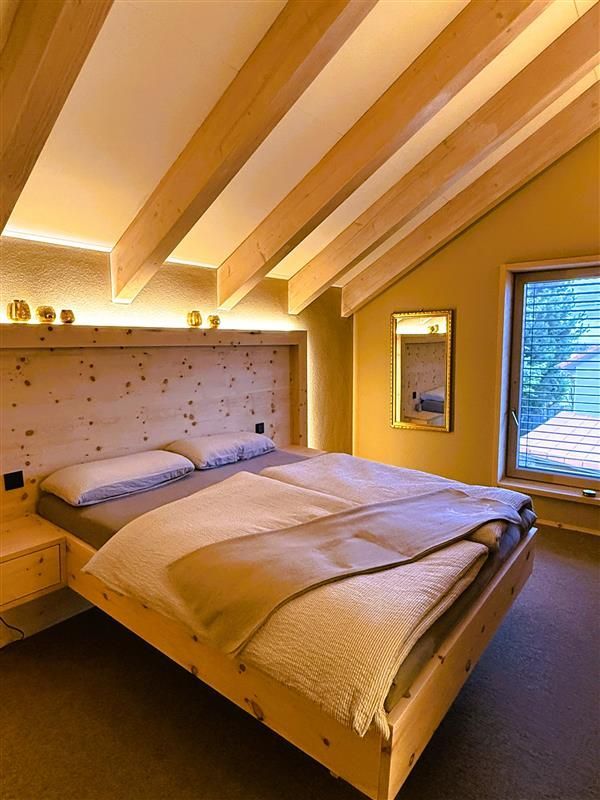 Von einem knallroten Schlafzimmer hin zu einem ruhigen Rückzugsort zum Abschalten und Wohlfühlen. ?