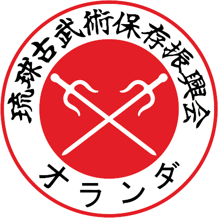 Rond logo met zwarte Japanse tekst rond een rode cirkel en gekruiste witte gereedschappen erin.