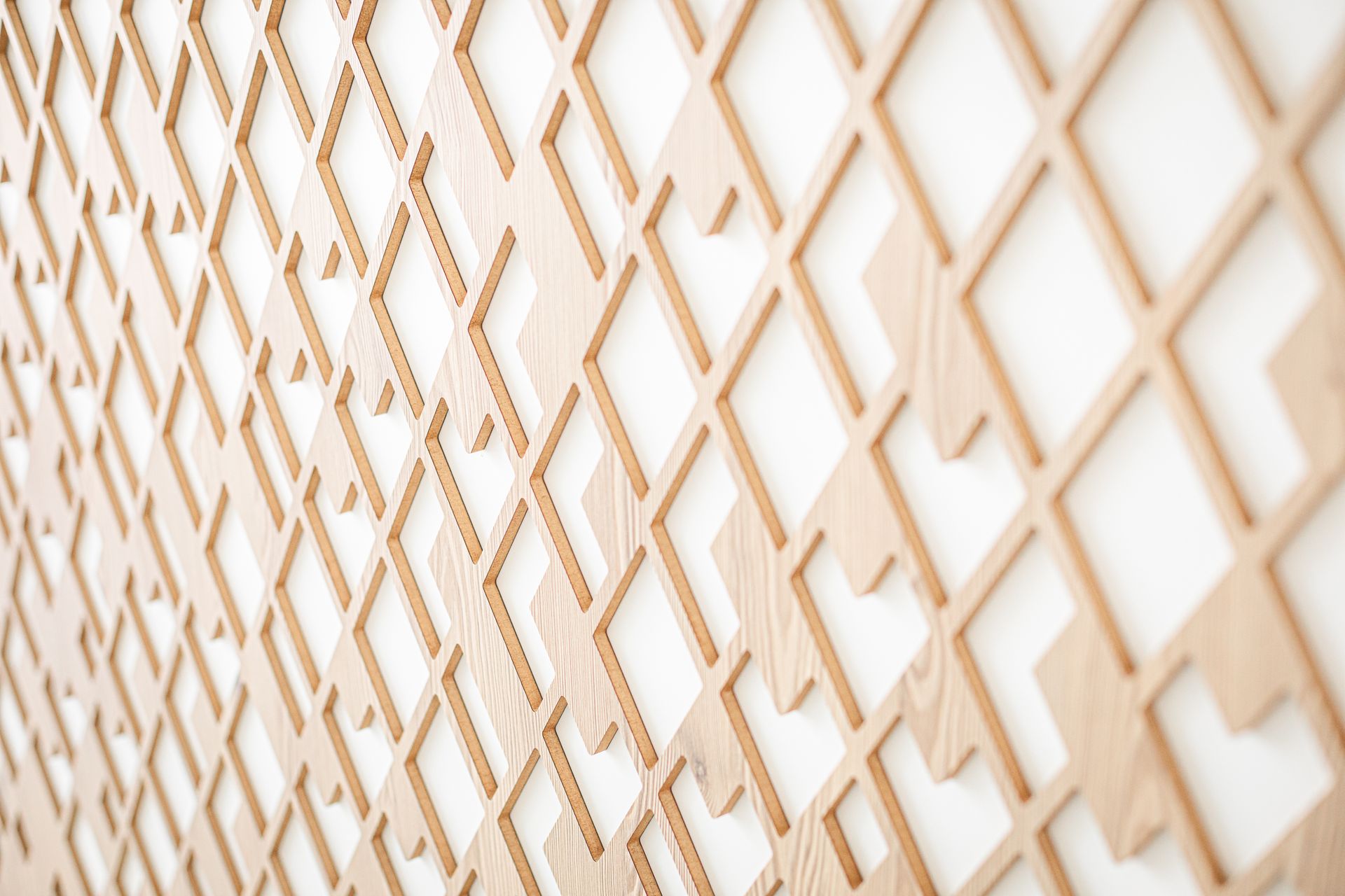 Eine Nahaufnahme einer Holzwand mit einem Muster darauf.