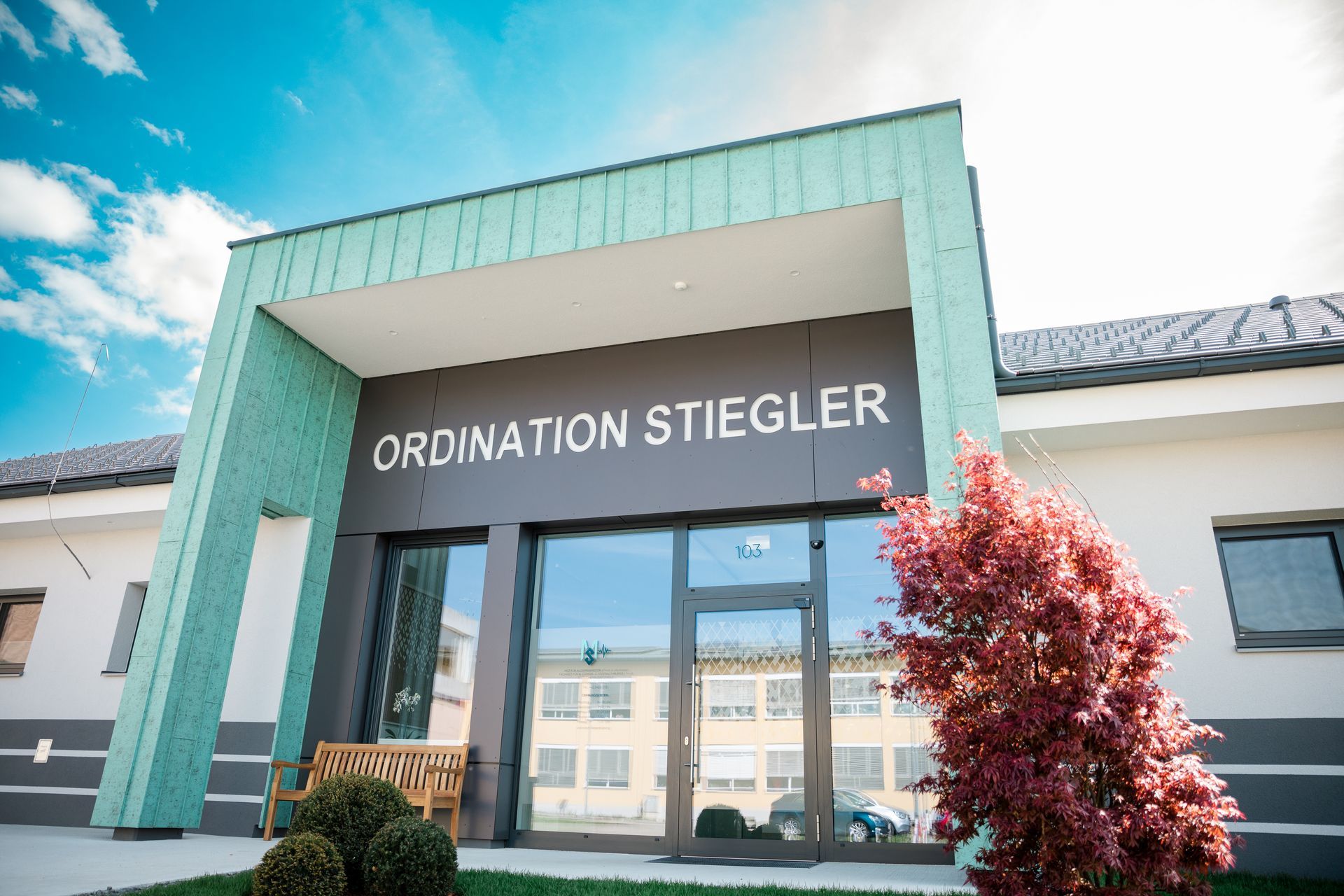 Die Vorderseite eines Gebäudes mit einem Schild mit der Aufschrift Ordination Stiegler