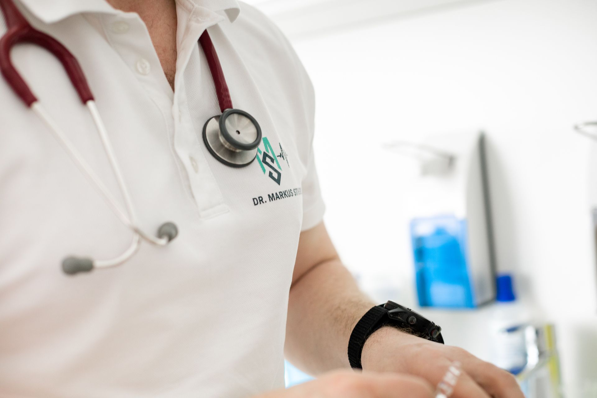 Eine Nahaufnahme einer Person, die ein Stethoskop um den Hals trägt