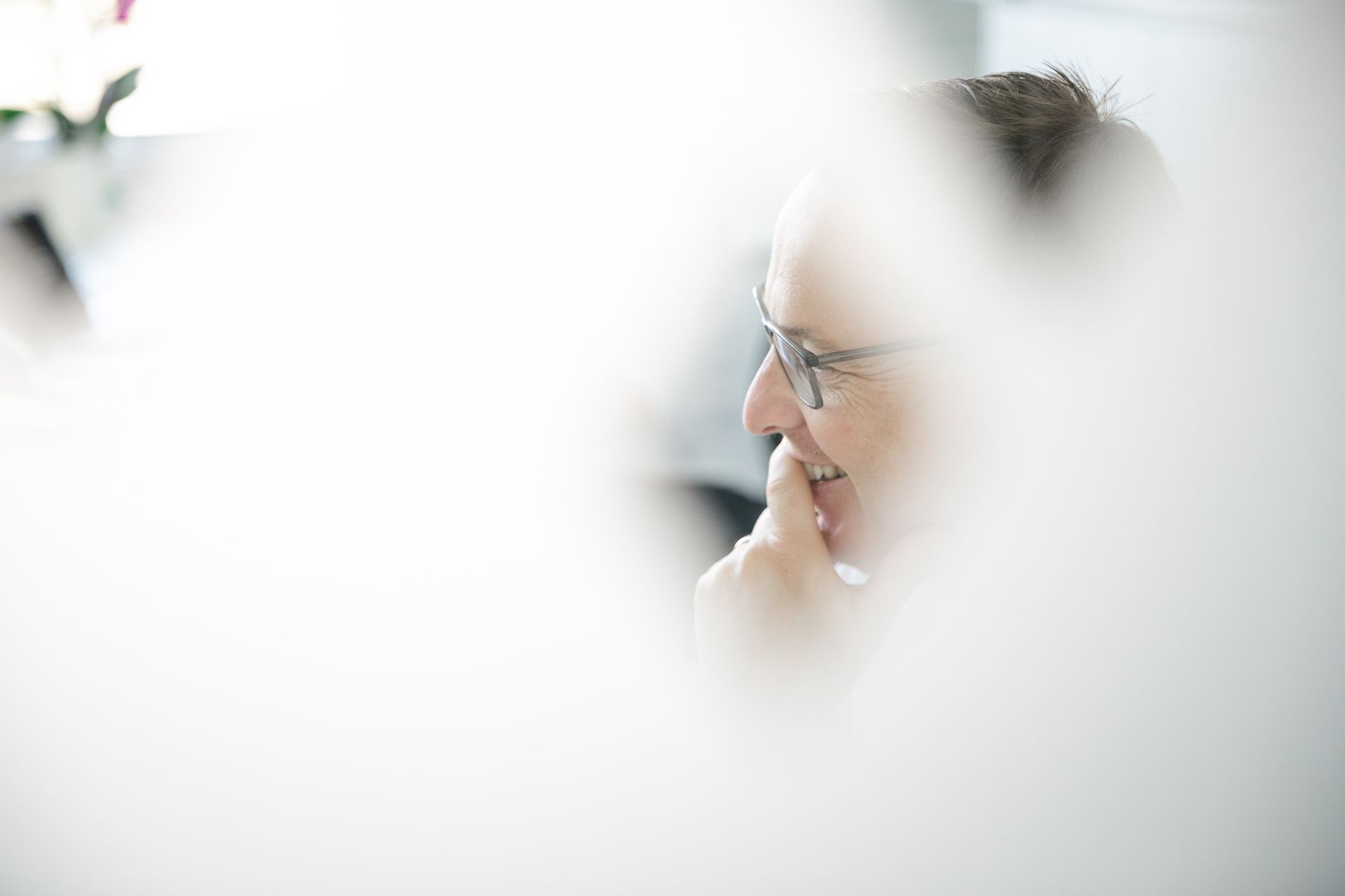Ein Mann mit Brille lächelt