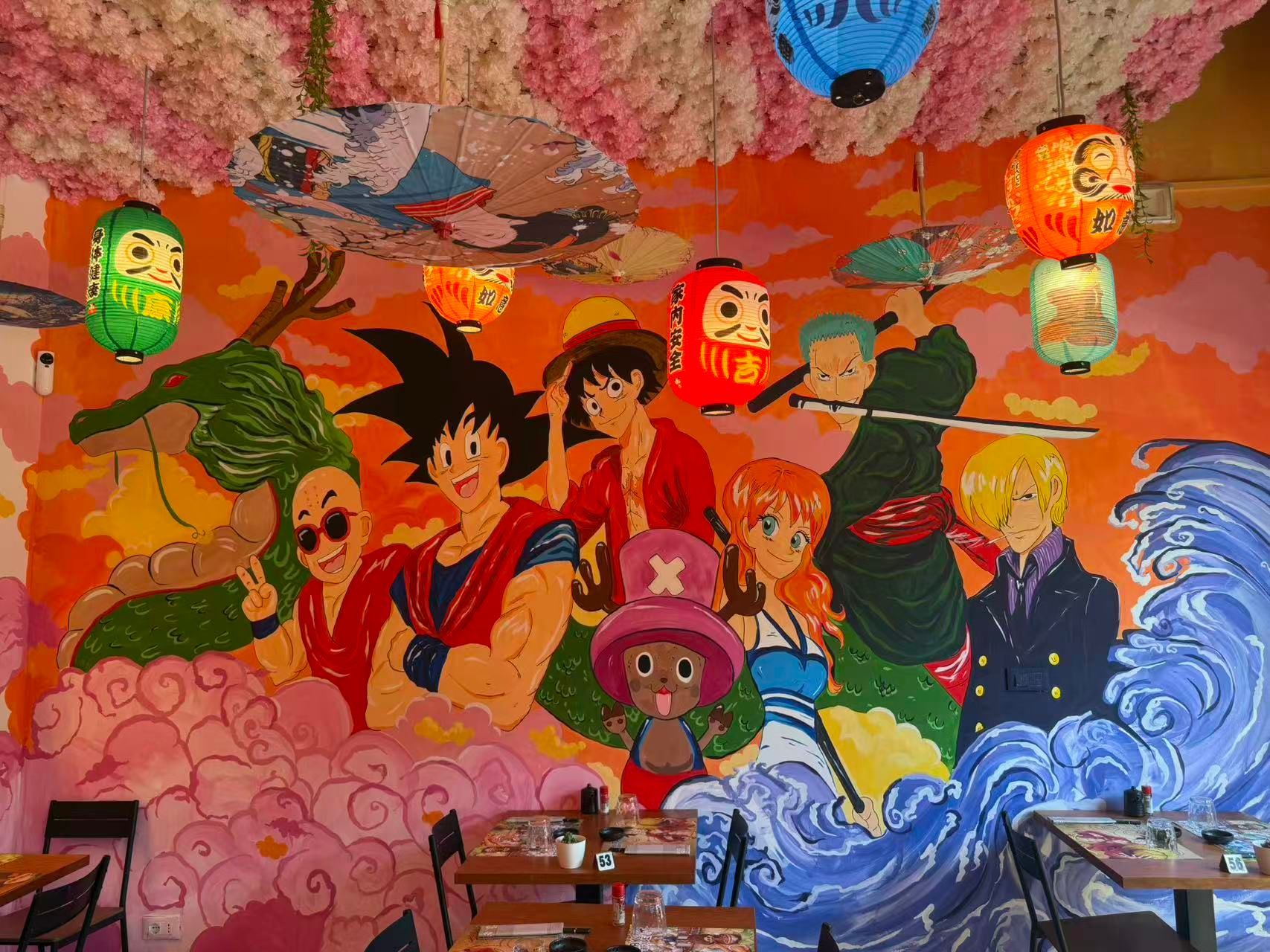 Murale in stile anime con lanterne colorate e onde oceaniche su soffitto e parete