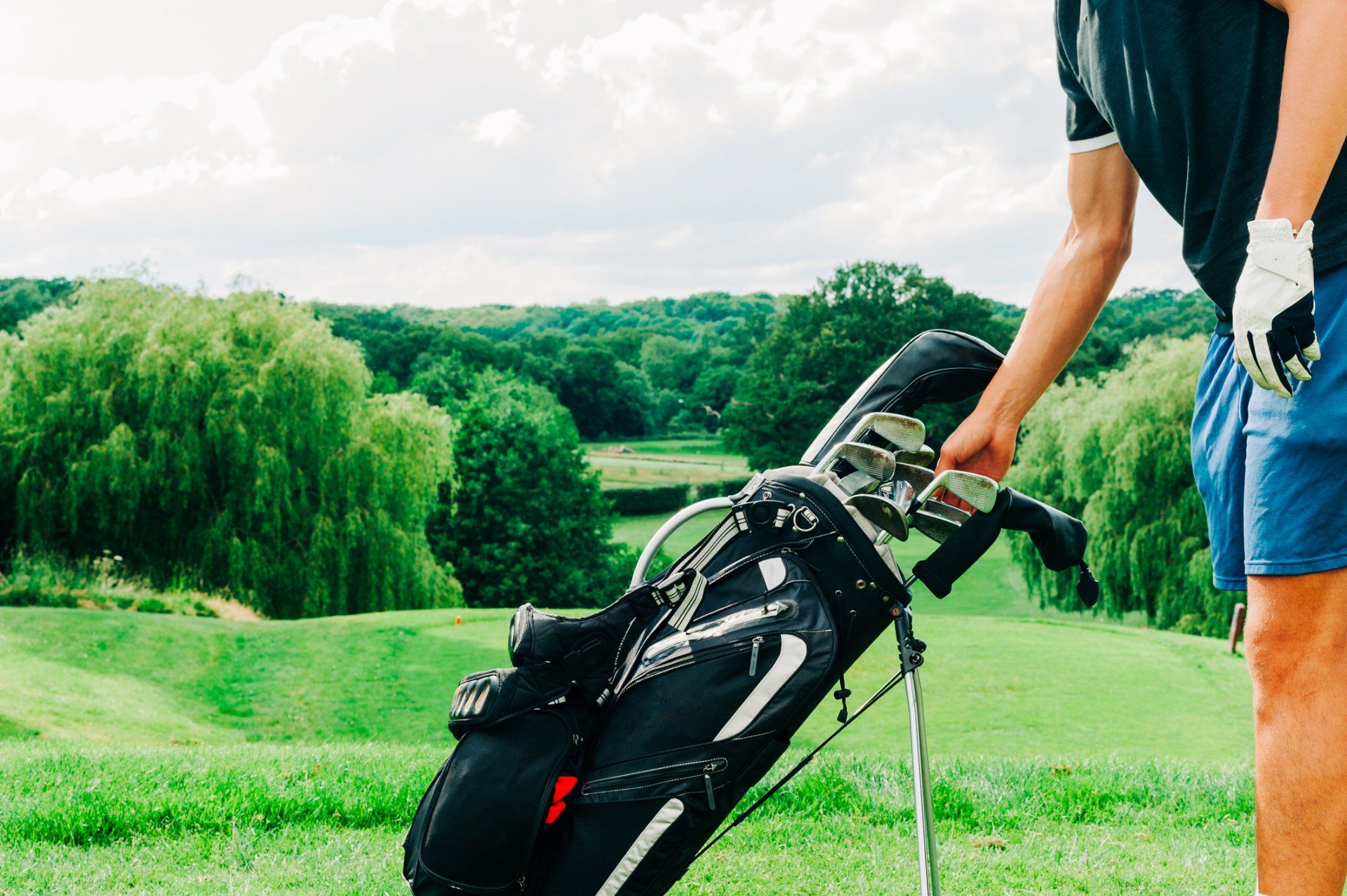 Golfer Selecting a Club – Bristol, TN – Bristol Golf & Clubbfitting