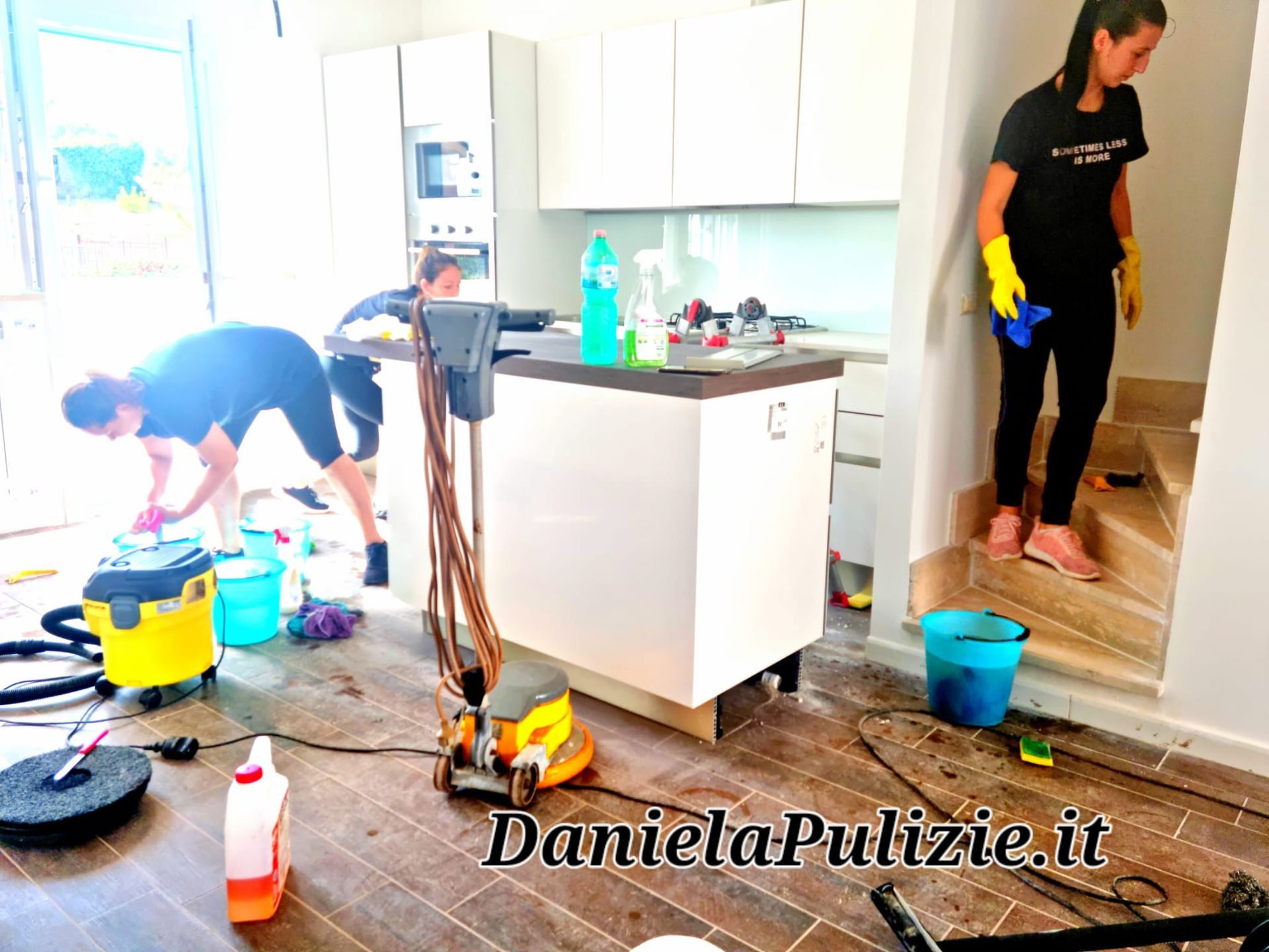 Pulizie post ristrutturazione professionali: gres porcellanato, parquet, infissi e marmo.