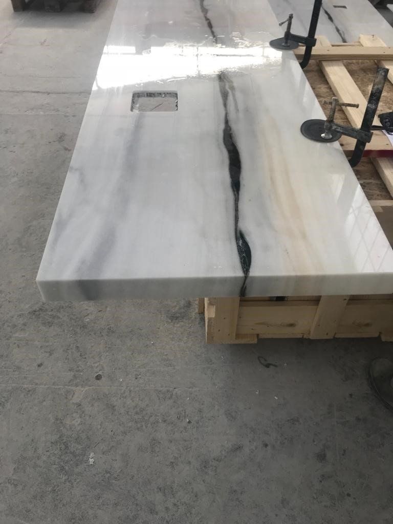 lastra in marmo bianco con venature nere e grigie