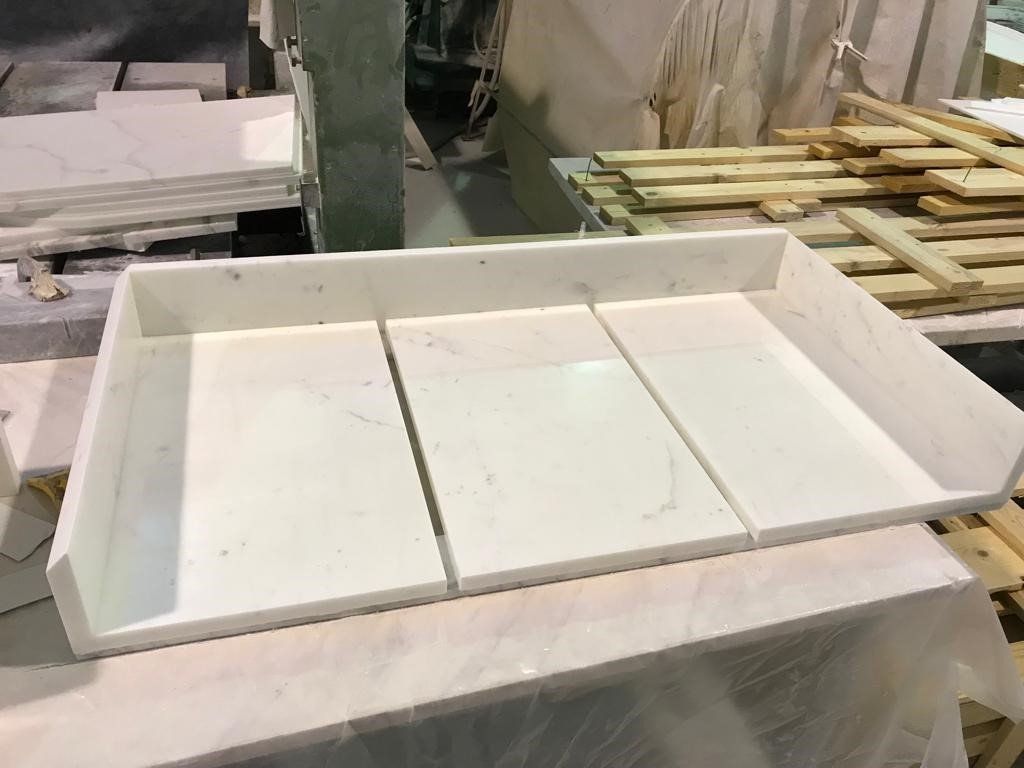 top per il bagno in marmo bianco con bordi e scanalature