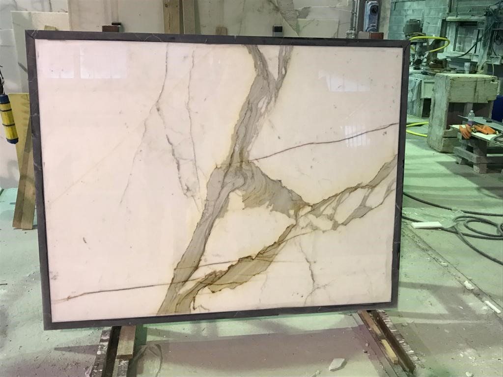 lastra di marmo bianco con venature grigie