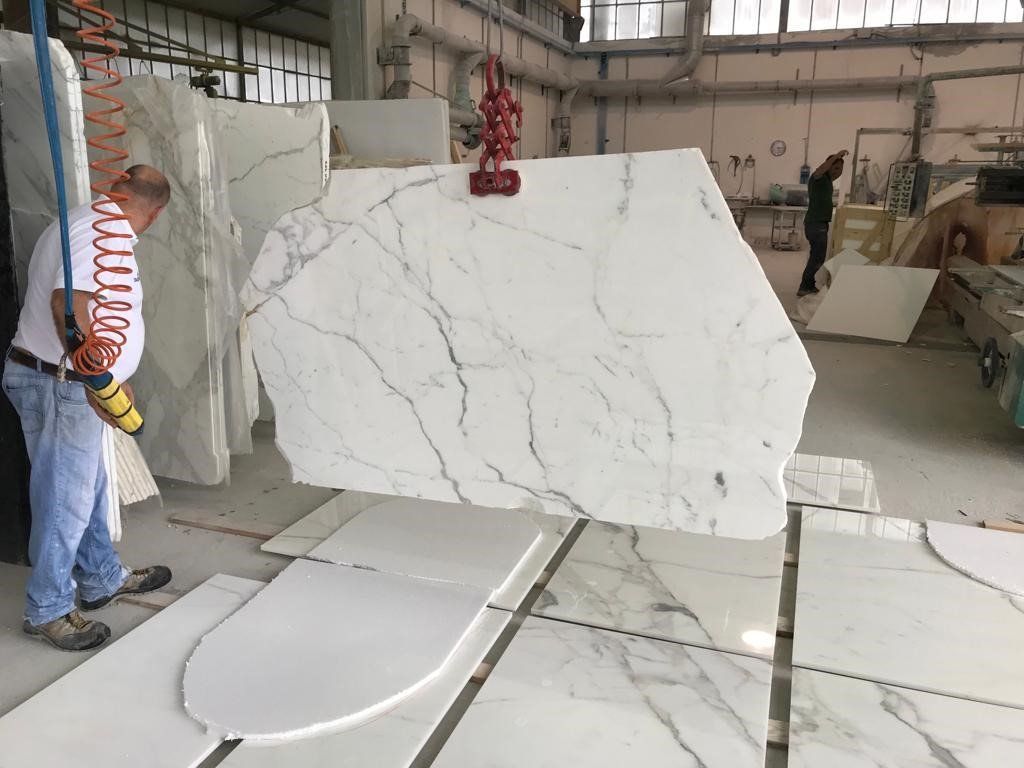 trattamento di una lastra in marmo bianco