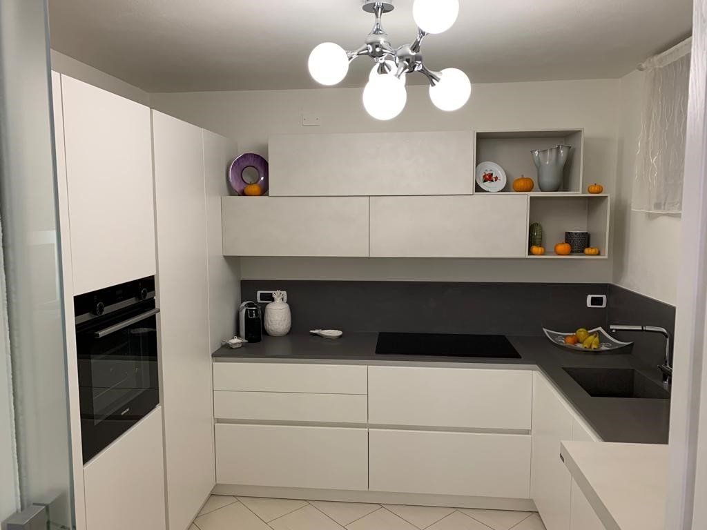 cucina con piano grigio scuro in pietra naturale