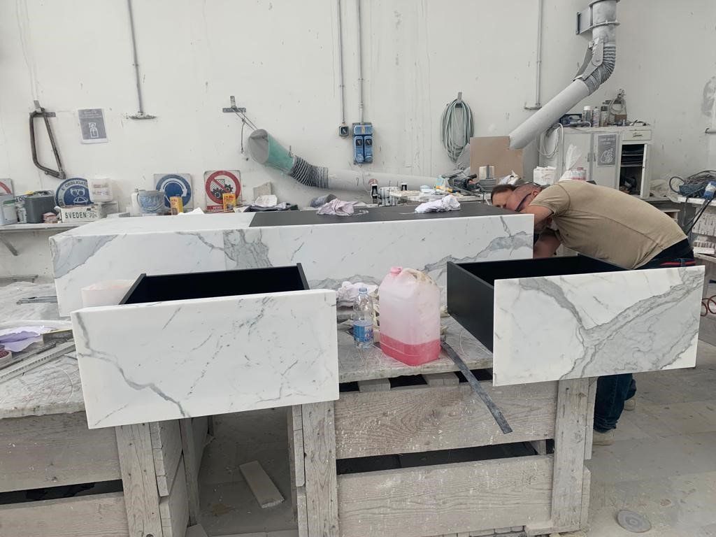 realizzazione di pezzi d'arredamento in marmo bianco