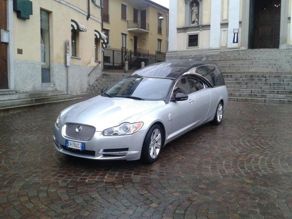 auto elegante per funerali