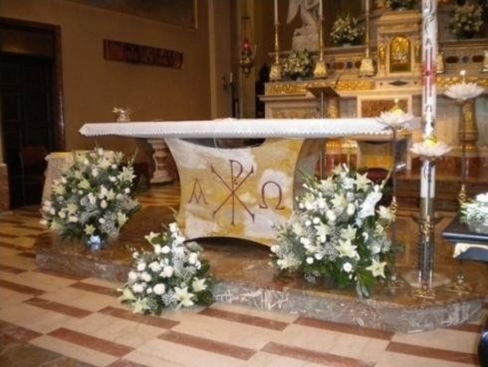 fiori su altare