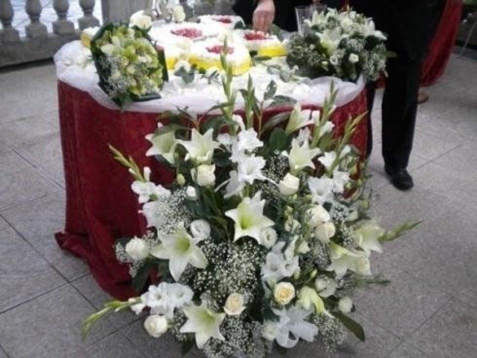 cuscino di fiori bianchi