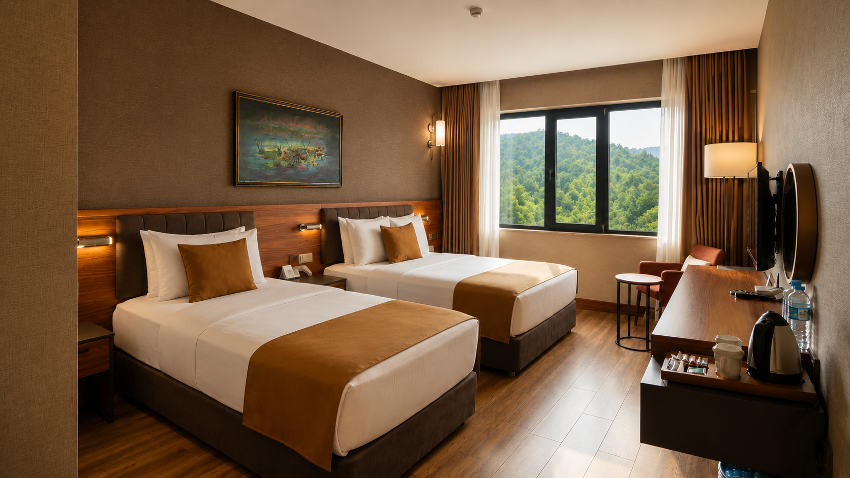 İki adet tek kişilik yatak, desenli gri duvar kağıdı ve yerden tavana uzanan perdelerle donatılmış bir otel odası.