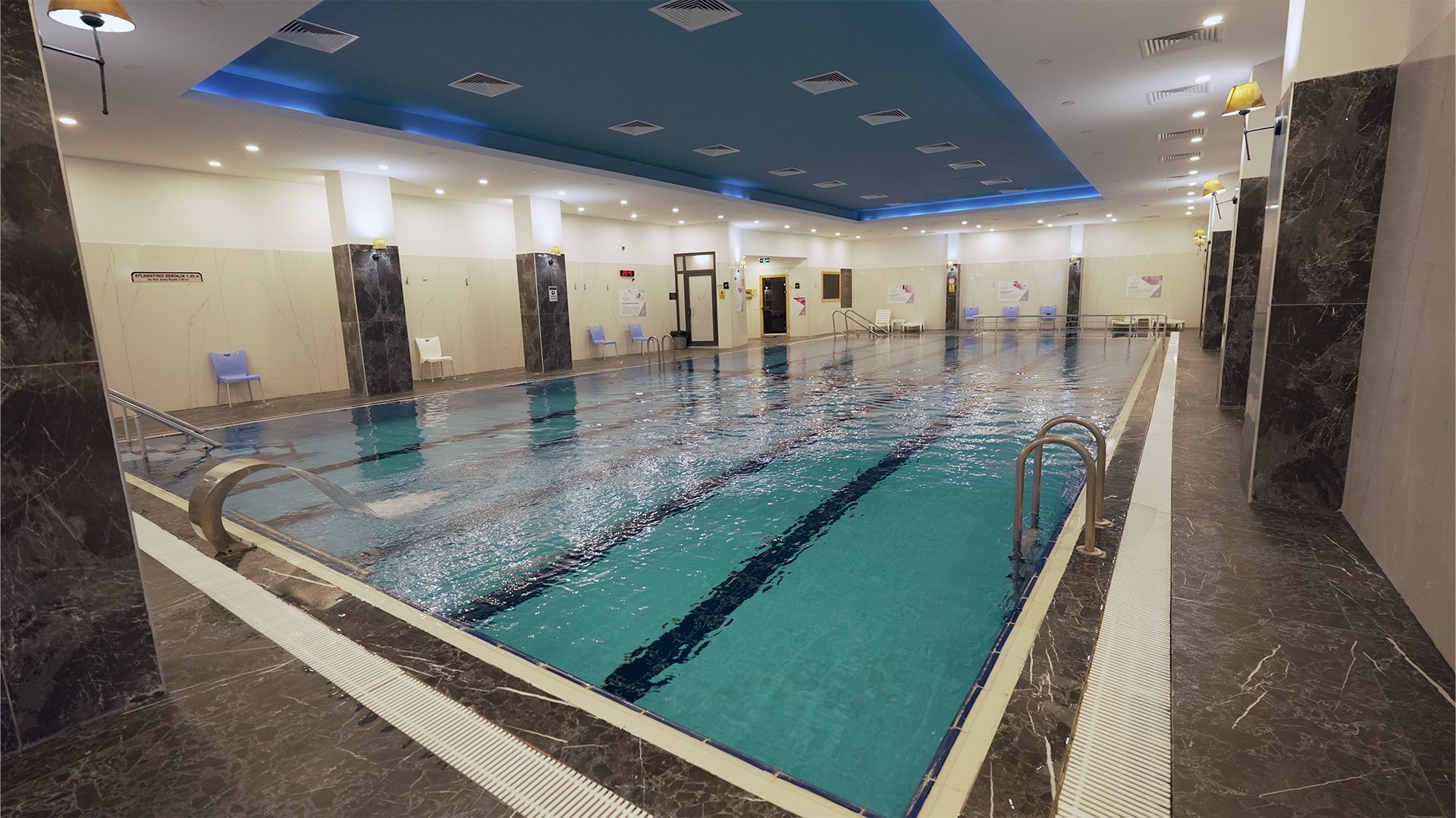 Hilas Otel, Termal havuz,fayans zemin ve taş kaplı sütunlarla çevrili, mavi tavan aydınlatmalı kapalı bir yüzme havuzu.