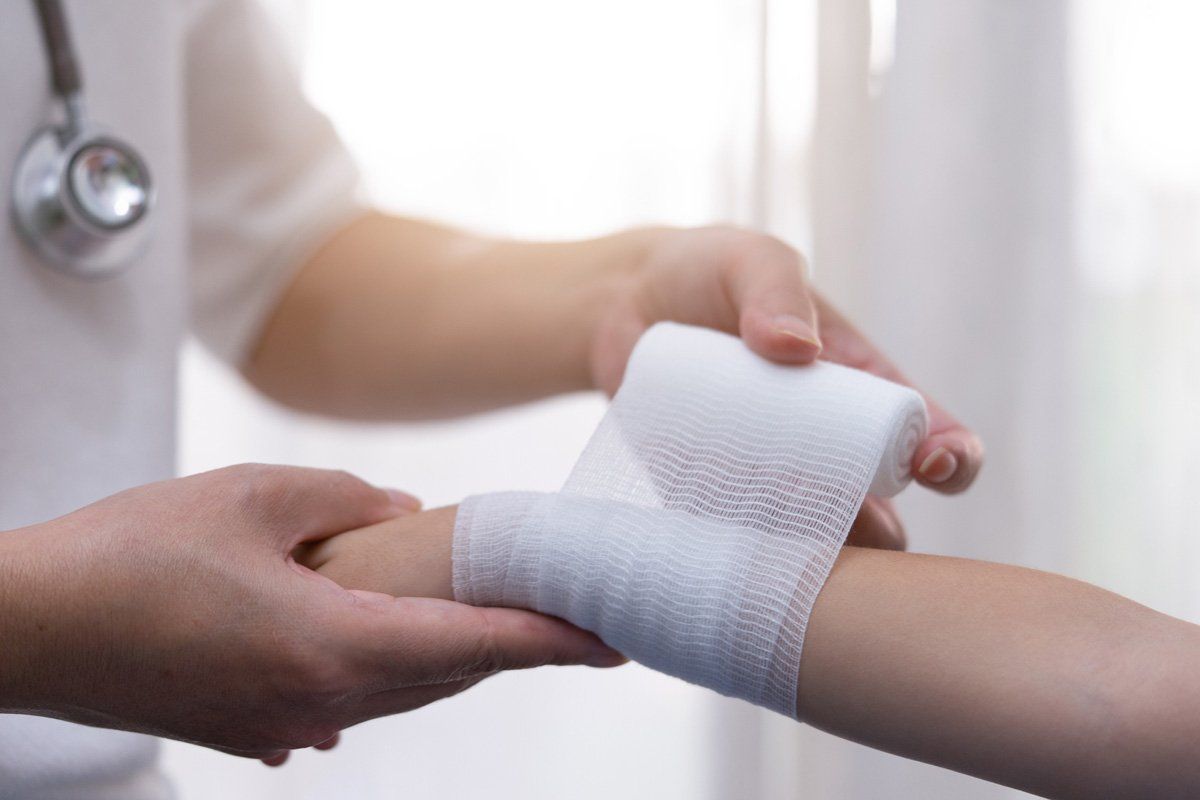 Doctor Treating Patient — St. Louis, MO — Medi-Plex HHC